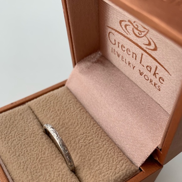 14k White gold ring with scroll engraving - Picture 2 of 6